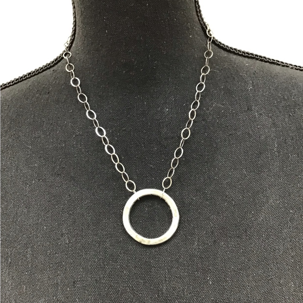 NECKLACE WITH BURNISHED SILVER CIRCLE NECKLACE